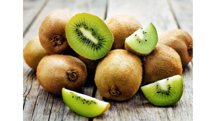 30-foods-high-in-water-that-can-help-prevent-dehydration - kiwifruits